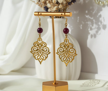 Ianthe Amethyst – Goldfarbene Ornament-Ohrringe mit Amethyst
