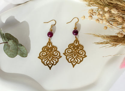 Ianthe Amethyst – Goldfarbene Ornament-Ohrringe mit Amethyst