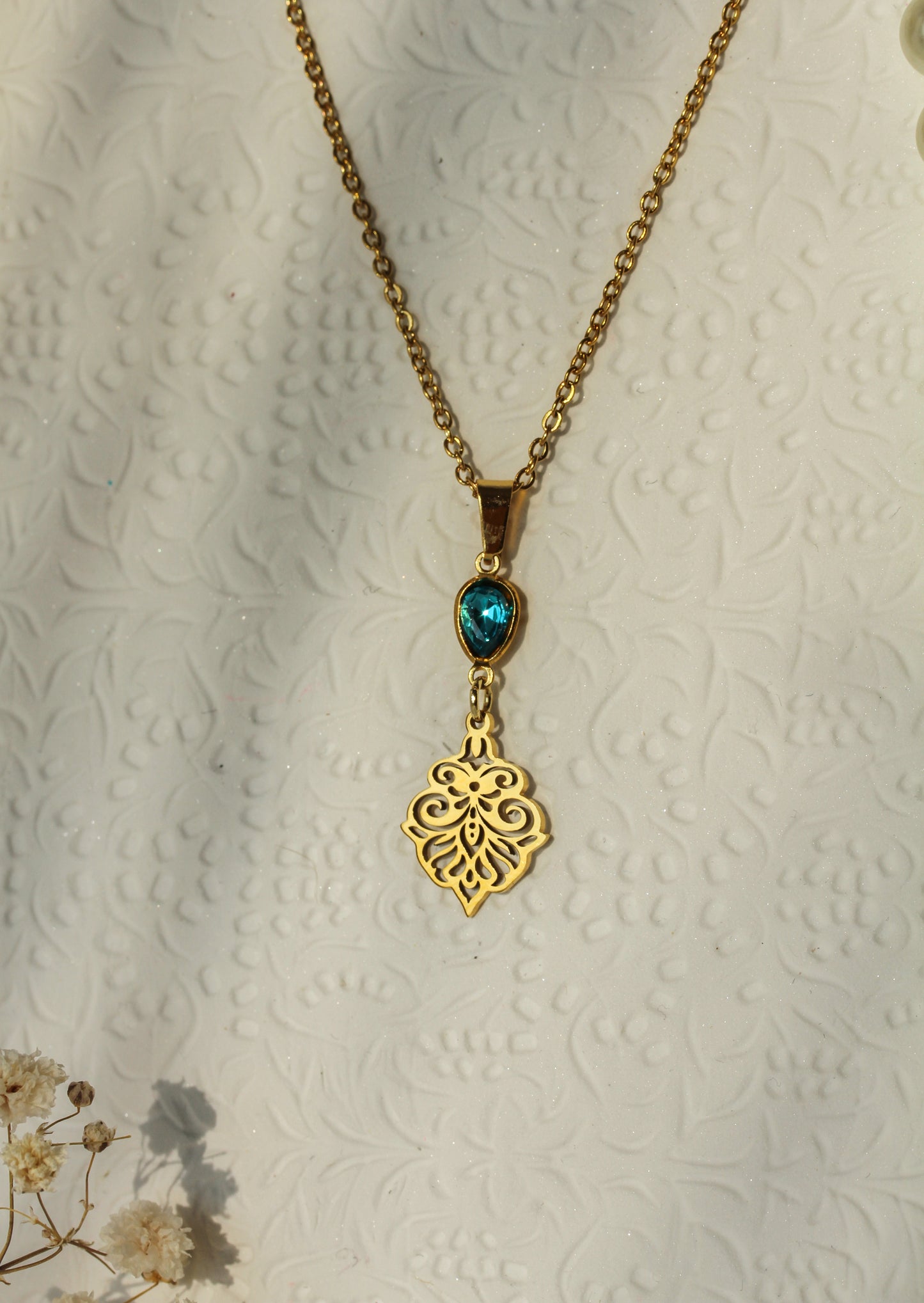 Aegina Crystal Set – Goldfarbener Schmuck mit blaugrünem Kristall