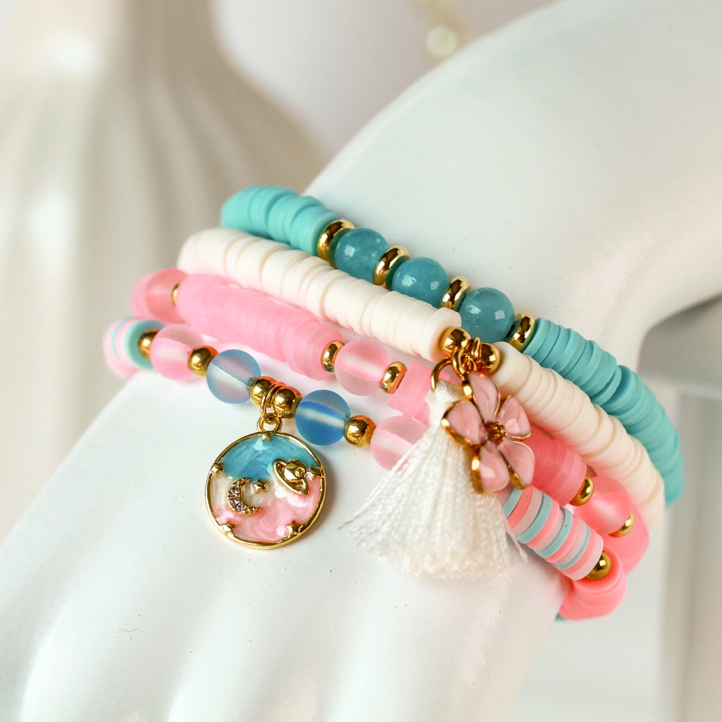 Soft Horizon – Buntes Katsuki-Armband mit Mond-und-Sterne-Anhänger