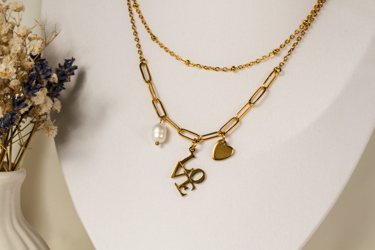 Love Letter – Goldfarbene Halskette mit LOVE-, Herz- und Perlenanhänger