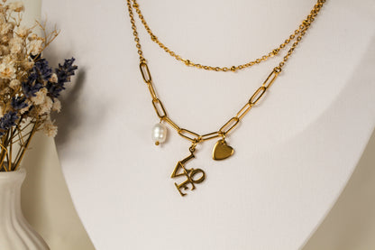 Love Letter – Goldfarbene Halskette mit LOVE-, Herz- und Perlenanhänger