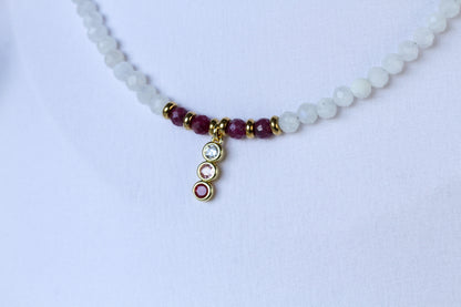 Scarlet Moon – Schmuckset mit Rubin, Mondstein und Zirkonia-Anhänger