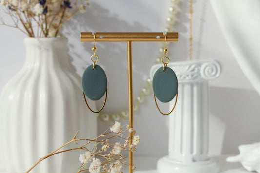 Dewlight Pastel Ovals – Matte Oval-Ohrringe mit Goldbogen