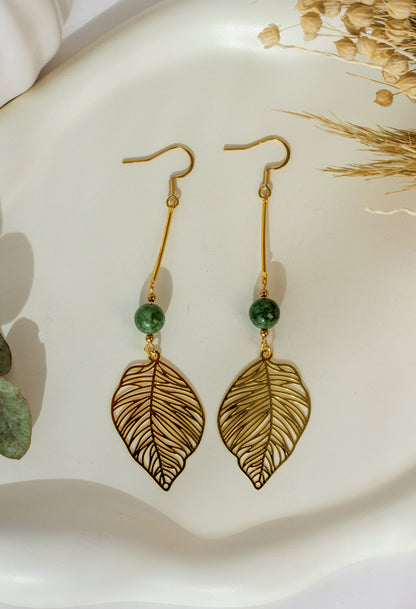 Daphne Serpentine – Goldfarbene Blatt-Ohrringe mit Serpentin