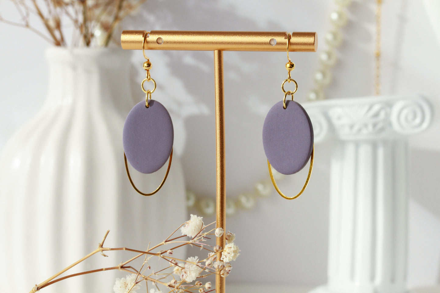 Dewlight Pastel Ovals – Matte Oval-Ohrringe mit Goldbogen