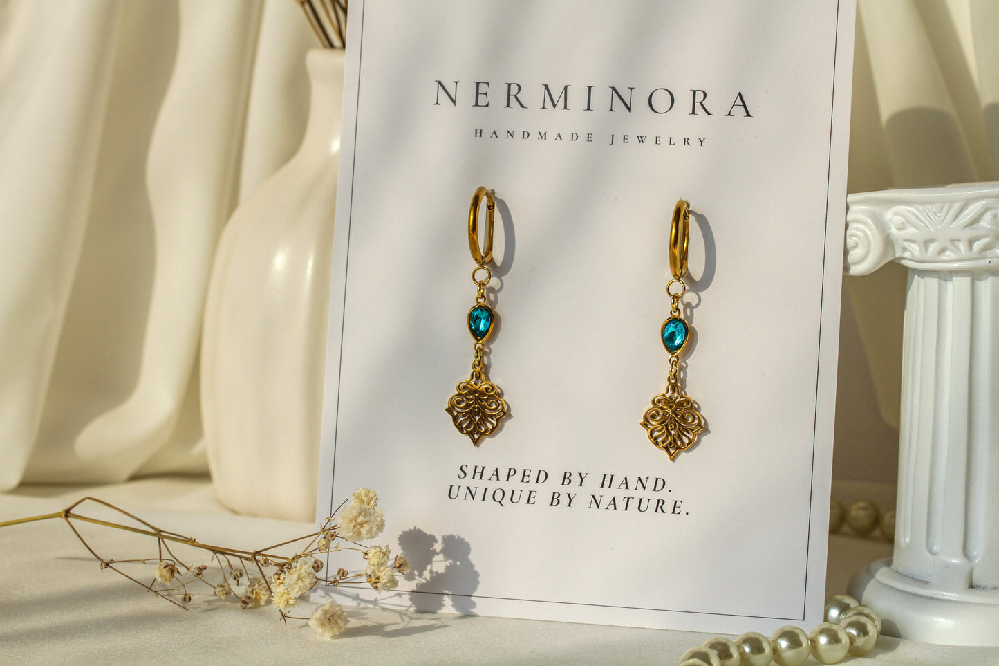 Aegina Crystal Set – Goldfarbener Schmuck mit blaugrünem Kristall
