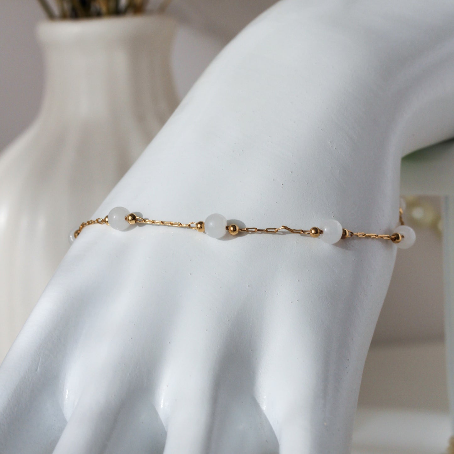 Ivory Whisper – Armband mit weißen Schmuckperlen