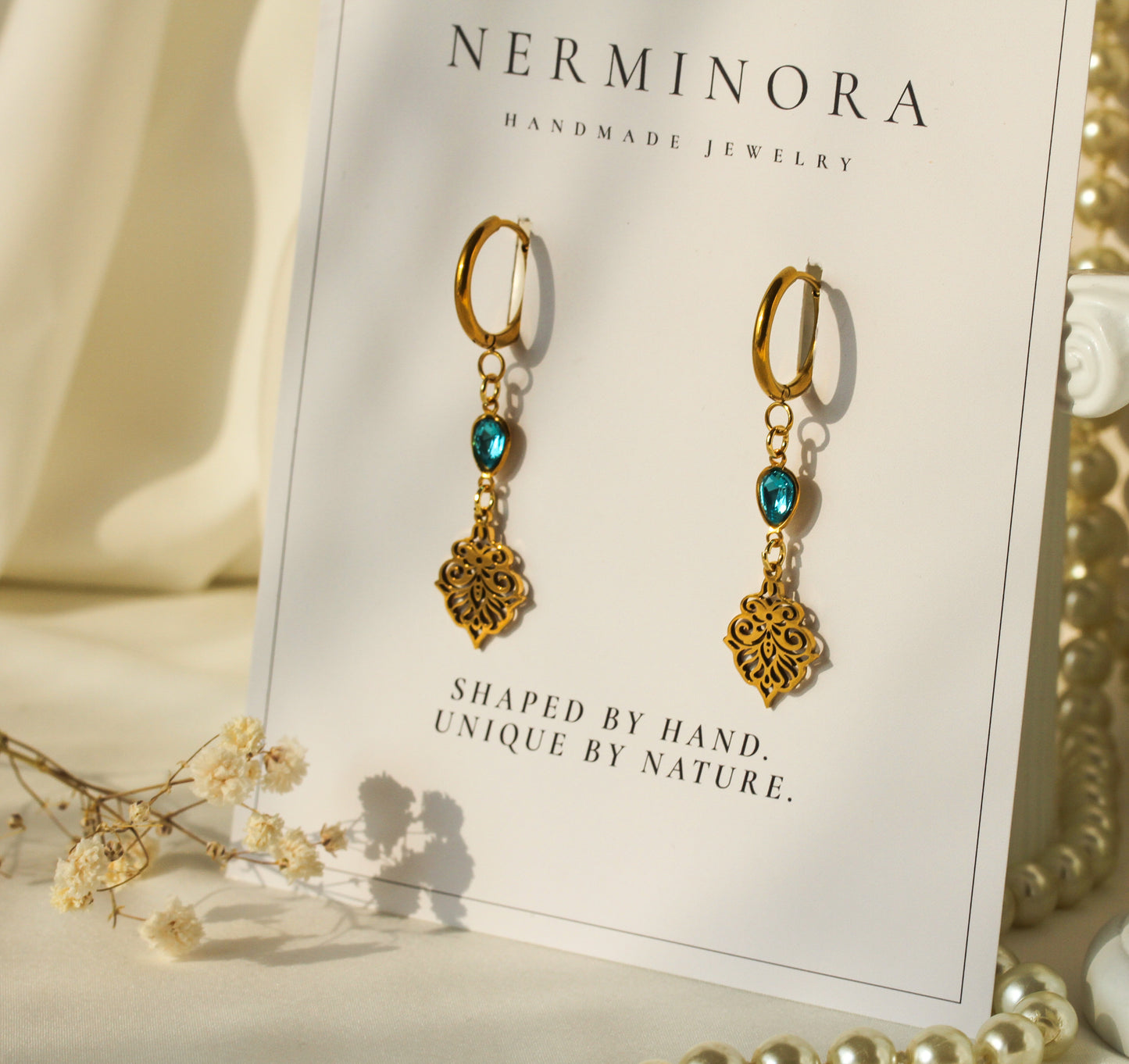 Aegina Crystal Set – Goldfarbener Schmuck mit blaugrünem Kristall