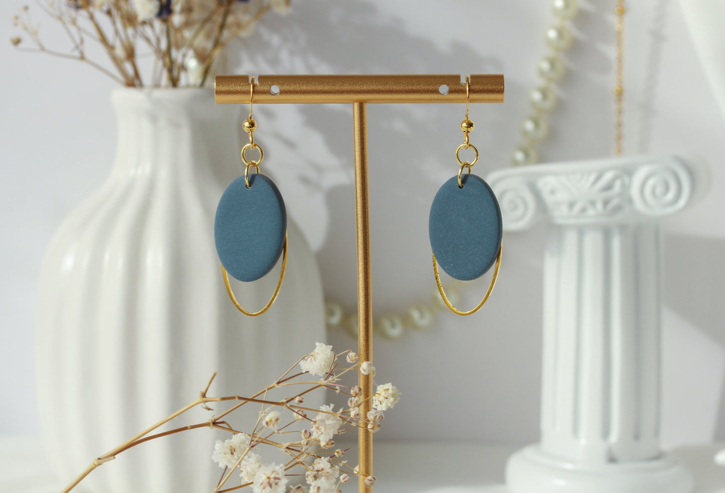 Dewlight Pastel Ovals – Matte Oval-Ohrringe mit Goldbogen