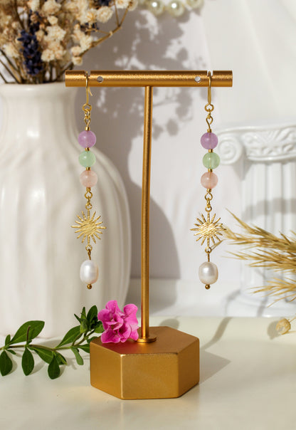 Phoebe Light – Goldfarbene Sonnen-Ohrringe mit pastellfarbenen Perlen und Süßwasserperle