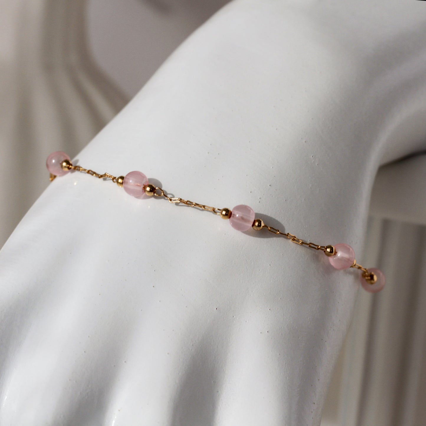 Rose Blush – Armband mit rosafarbenen Schmuckperlen