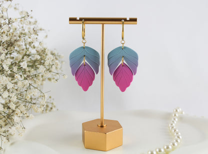 Pink-Blau Farbverlauf Blatt Ohrringe – Handgefertigte Polymer Clay Statement Designs
