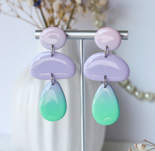 Iris Eclipse – Elegante Hängeohrringe in Flieder und Teal