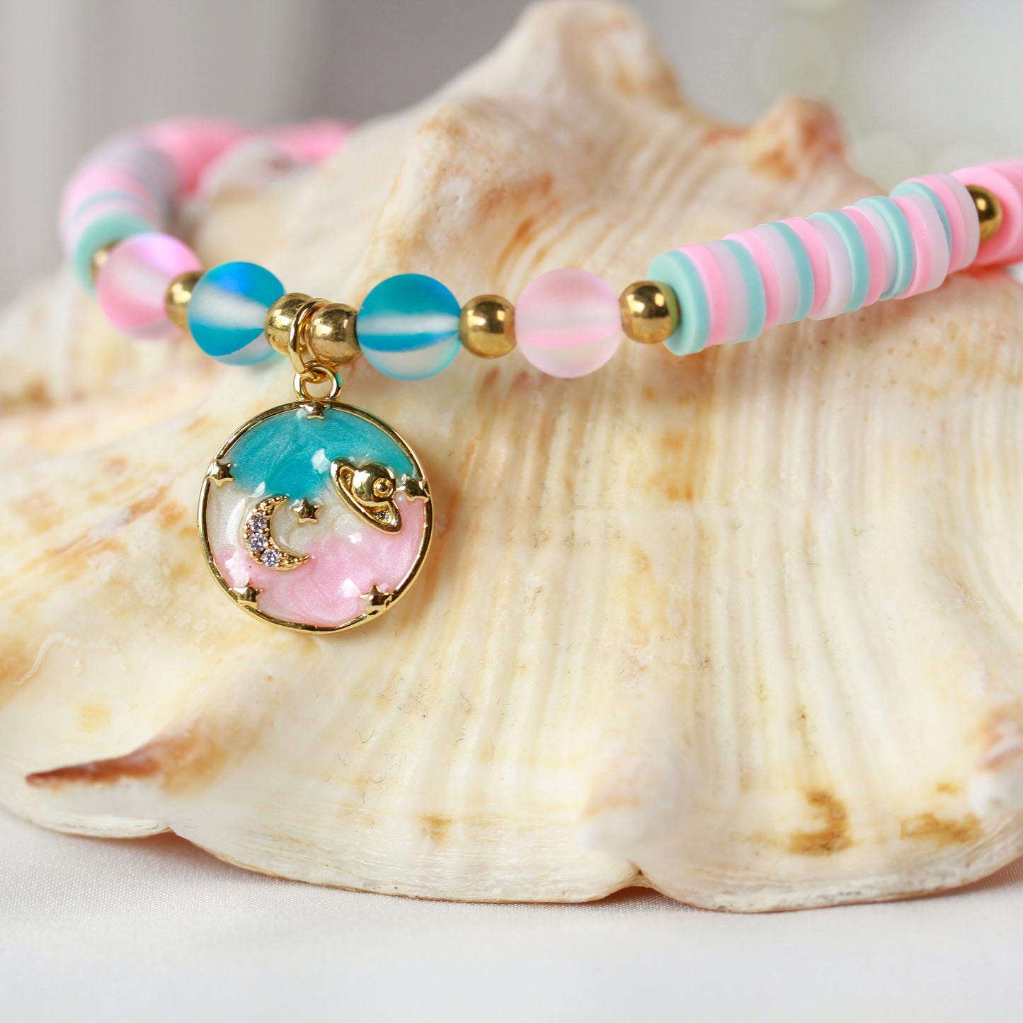 Soft Horizon – Buntes Katsuki-Armband mit Mond-und-Sterne-Anhänger