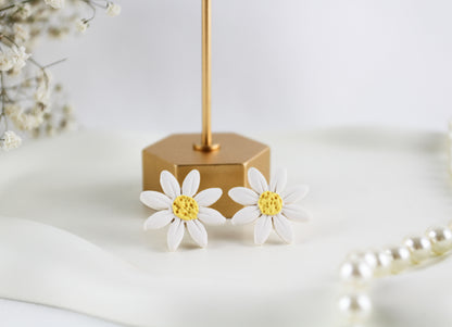 Weiße Daisy Blumen Creolen – Handgemachte Gänseblümchen Polymer Clay Ohrringe