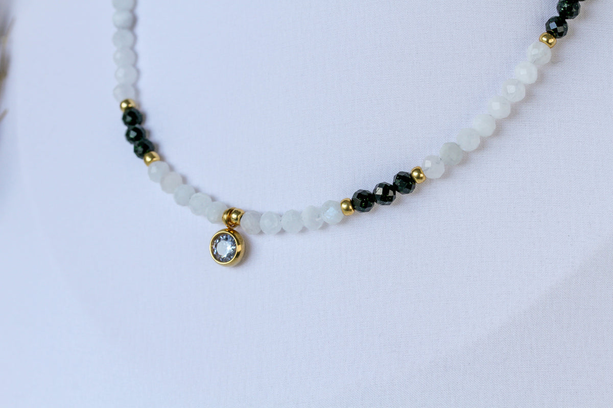 Emerald Frost – Goldfarbene Halskette mit Mondstein, Grünfluss und Zirkonia