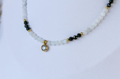 Emerald Frost – Goldfarbene Halskette mit Mondstein, Grünfluss und Zirkonia