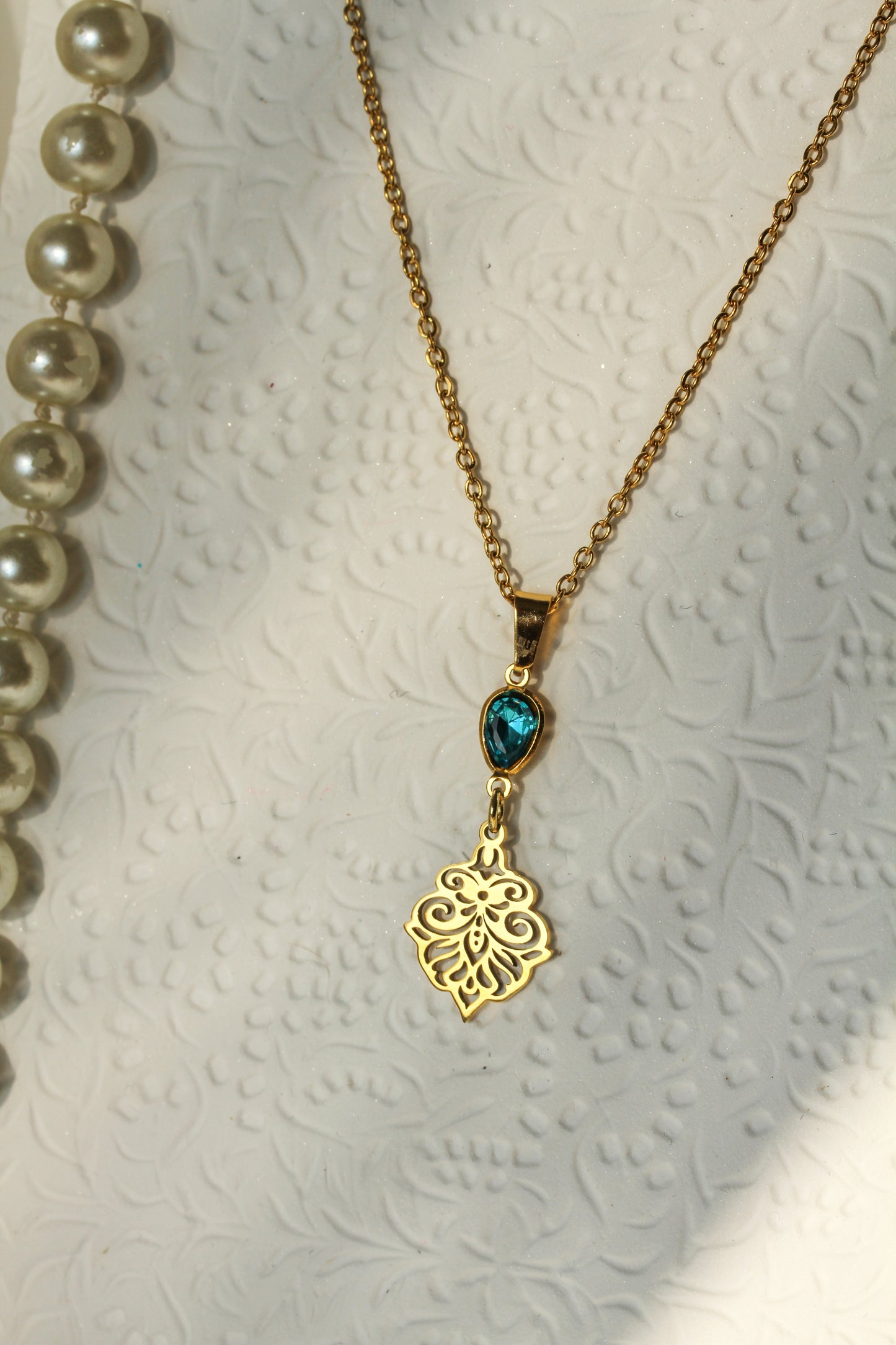 Aegina Crystal Set – Goldfarbener Schmuck mit blaugrünem Kristall