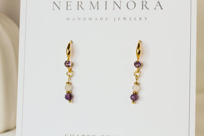 Amethysta – Goldfarbene Ohrringe mit Amethyst und Mondstein