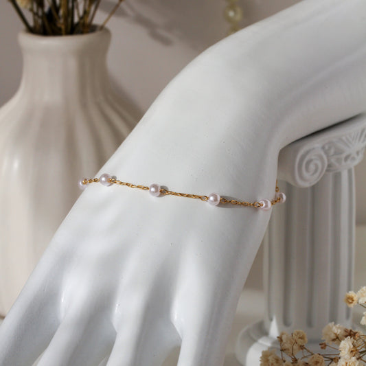 Pearl Veil – Zartes Armband mit Perlen
