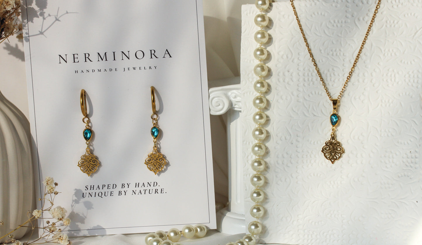 Aegina Crystal Set – Goldfarbener Schmuck mit blaugrünem Kristall