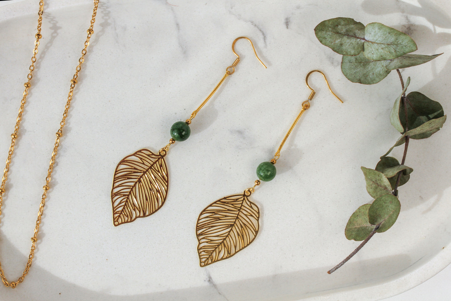 Daphne Serpentine – Goldfarbene Blatt-Ohrringe mit Serpentin