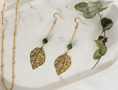 Daphne Serpentine – Goldfarbene Blatt-Ohrringe mit Serpentin