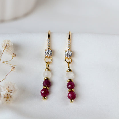 Scarlet Moon – Goldfarbene Ohrringe mit Rubin und Mondstein