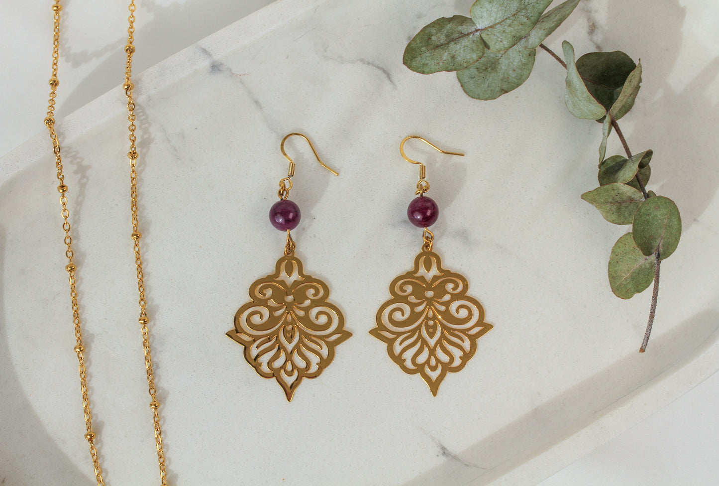 Ianthe Amethyst – Goldfarbene Ornament-Ohrringe mit Amethyst