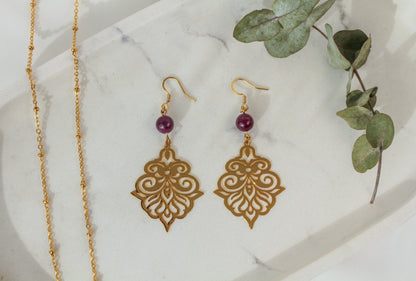Ianthe Amethyst – Goldfarbene Ornament-Ohrringe mit Amethyst