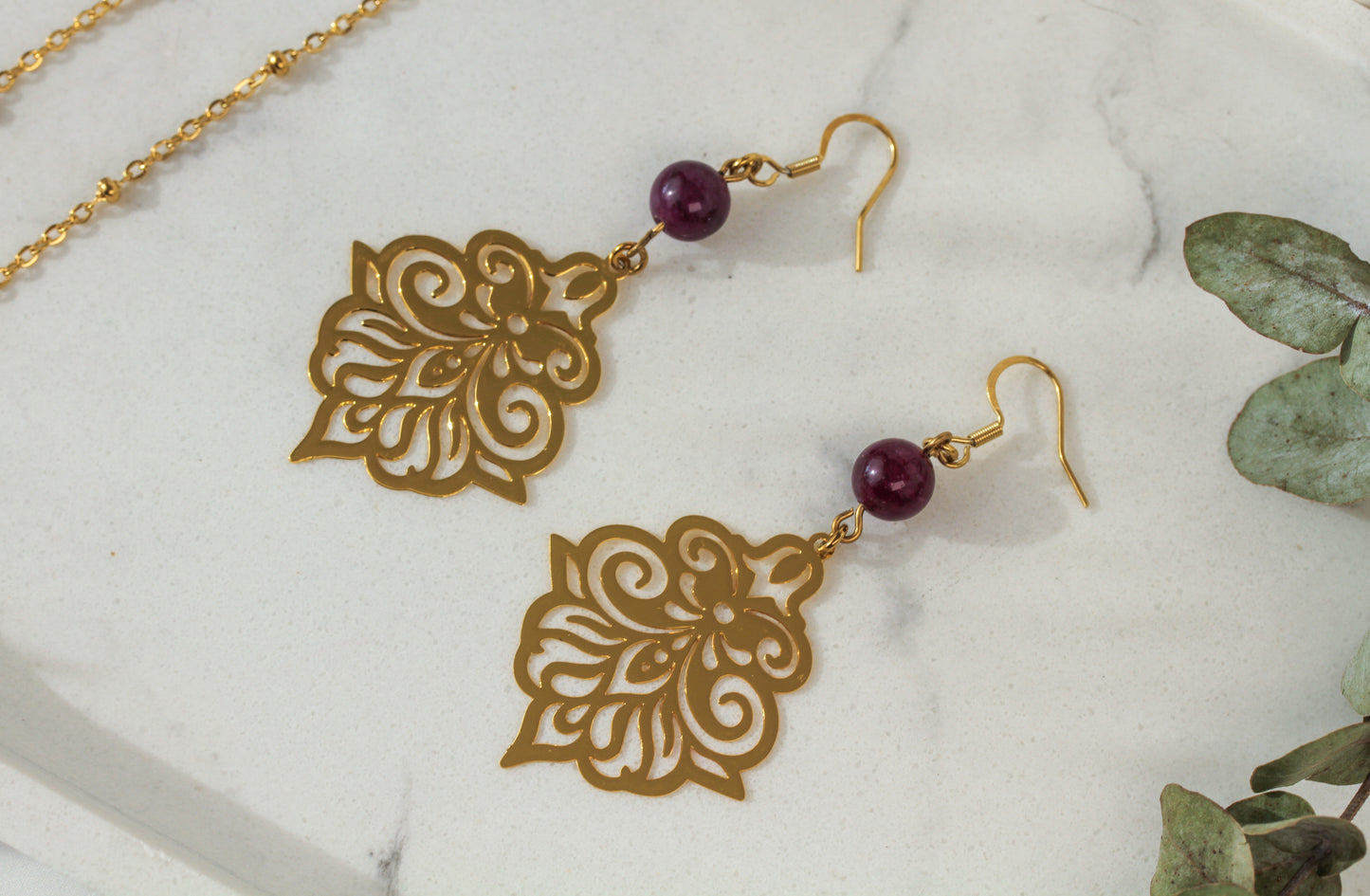 Ianthe Amethyst – Goldfarbene Ornament-Ohrringe mit Amethyst