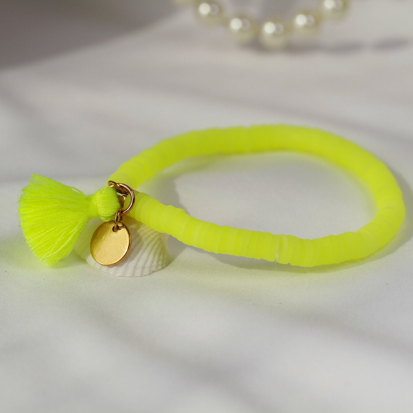 Neon Cyber – Gelbes Katsuki-Armband mit Quaste und Plättchen-Anhänger