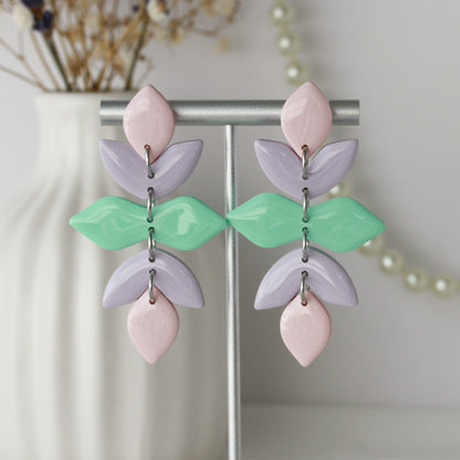 Iris Garland – Botanische Blätter-Ohrhänger in Pastellfarben