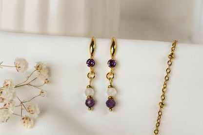 Amethysta – Goldfarbene Ohrringe mit Amethyst und Mondstein