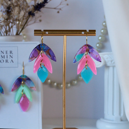Bloom Pop Petals – Dreistufige Blattform-Ohrhänger in Petrol und Fuchsia