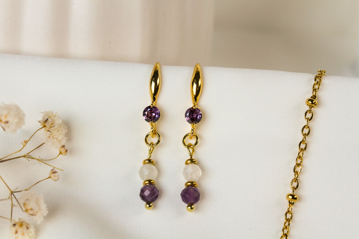 Amethysta – Goldfarbene Ohrringe mit Amethyst und Mondstein