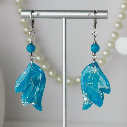 Aqua Wings – Geschwungene Flügel-Ohrhänger mit Perlen-Akzent