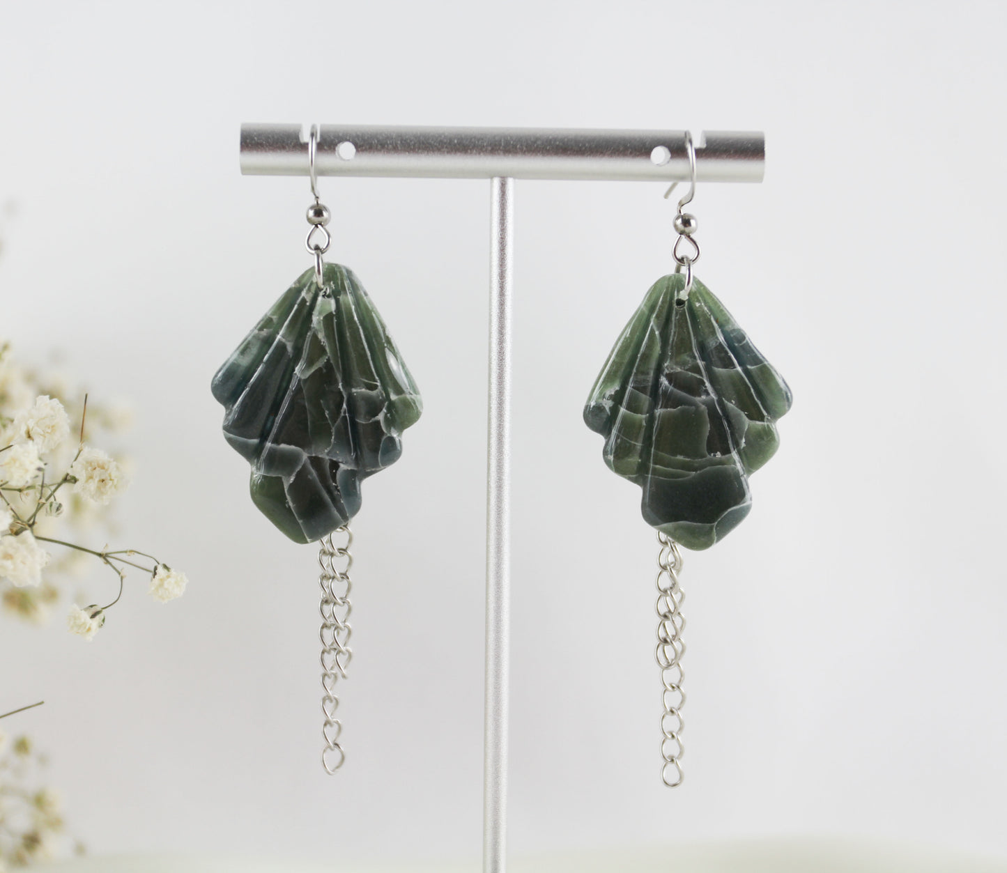 Grün marmorierte Polymer Clay Ohrringe mit Kettenelementen