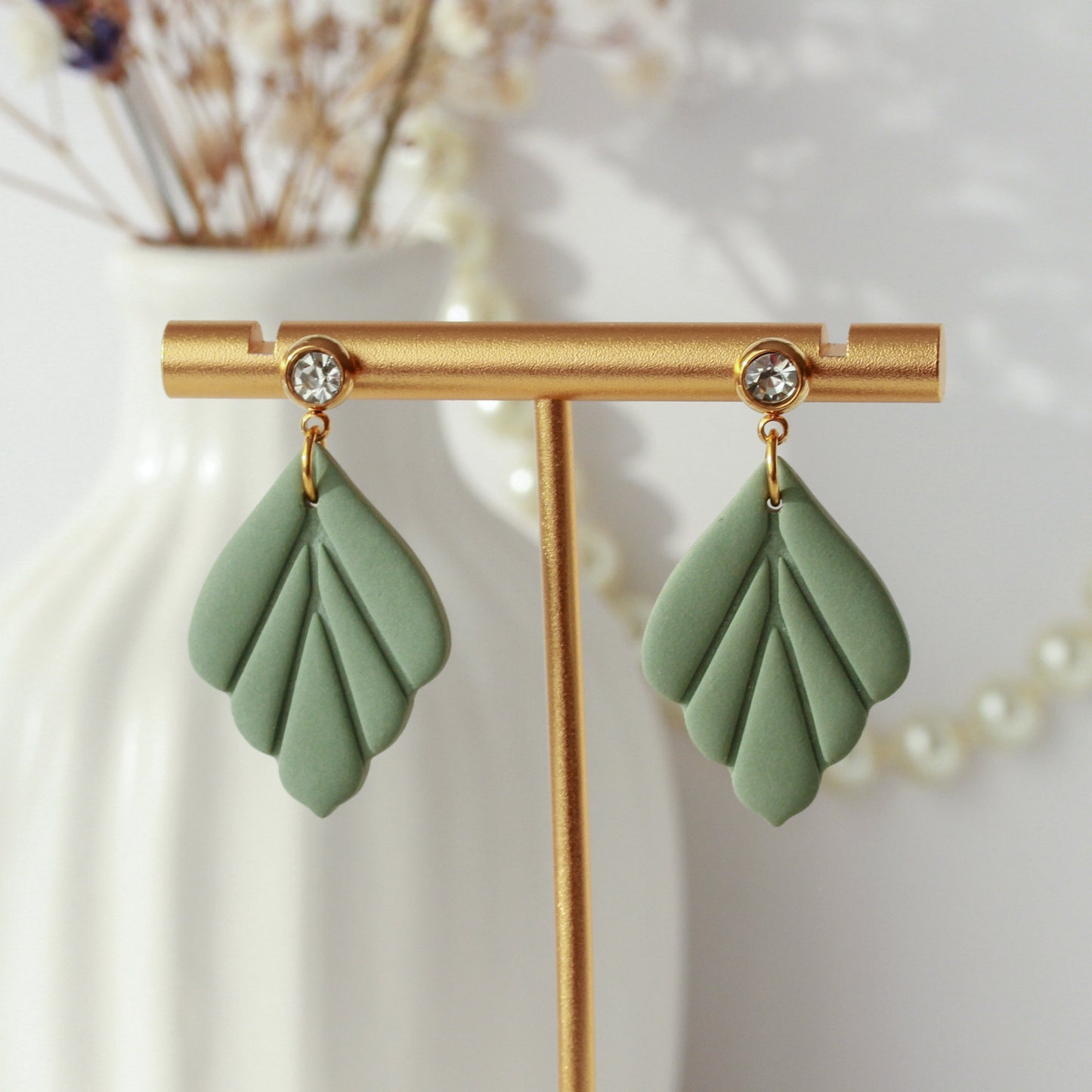 Marlen Leaf – Kleine matte Blatt-Ohrringe