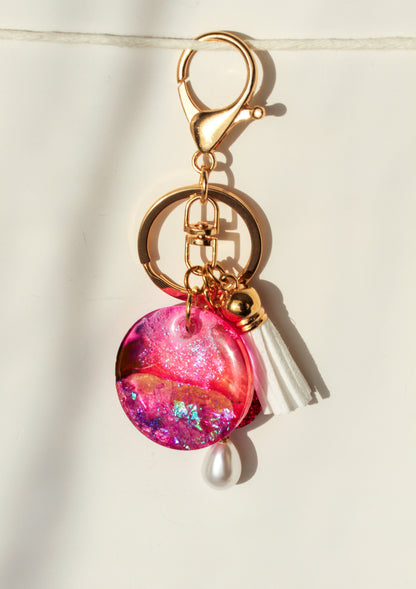 Hemera – Schlüsselanhänger & Bag Charm in Pink und Gold mit Resin-Anhänger