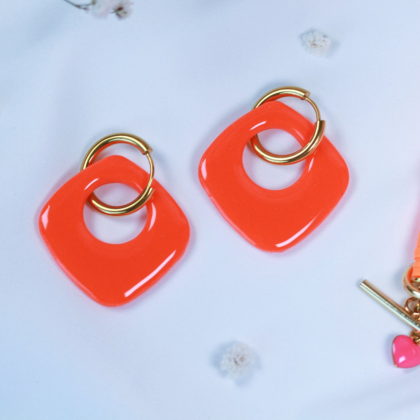 Sunset Loop – Geometrische Creolen in leuchtendem Orange