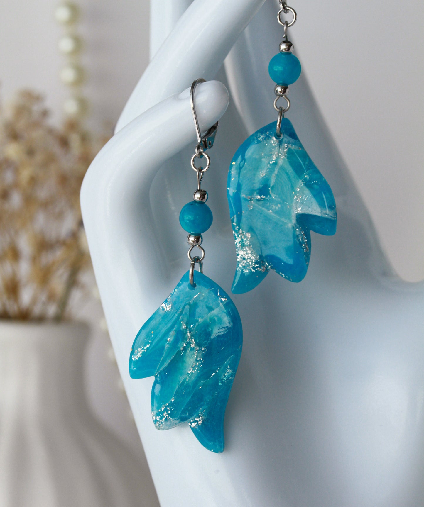Aqua Wings – Geschwungene Flügel-Ohrhänger mit Perlen-Akzent