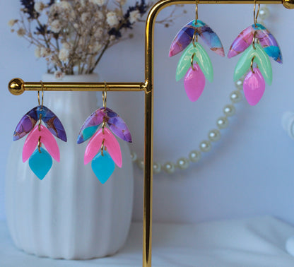 Bloom Pop Petals – Dreistufige Blattform-Ohrhänger in Petrol und Fuchsia
