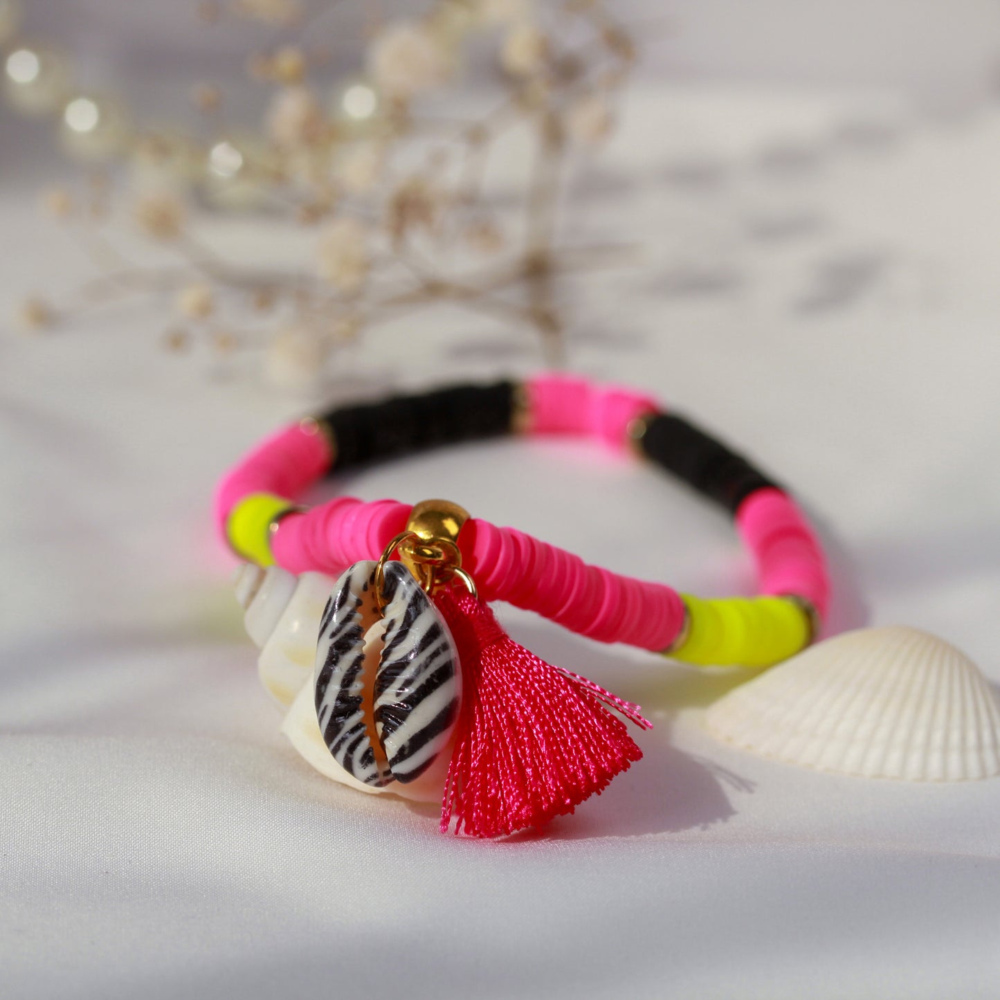 Zebra Beach – Katsuki-Armband in Neon-Pink und Schwarz mit Zebra-Muschel