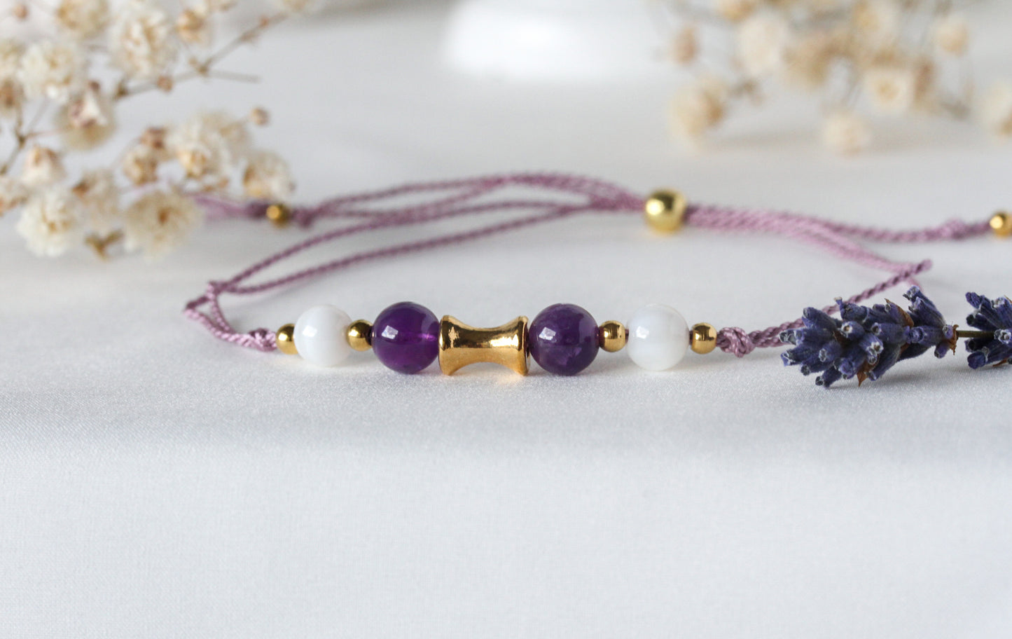 Violet Balance – Amethyst-Armband mit Perlmuttperlen