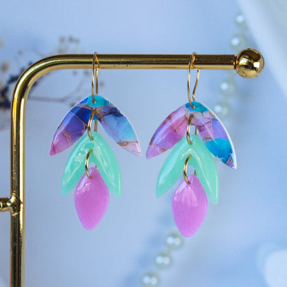 Sorbet Petals – Dreistufige Blattform-Ohrhänger in Pastellgrün und Rosa