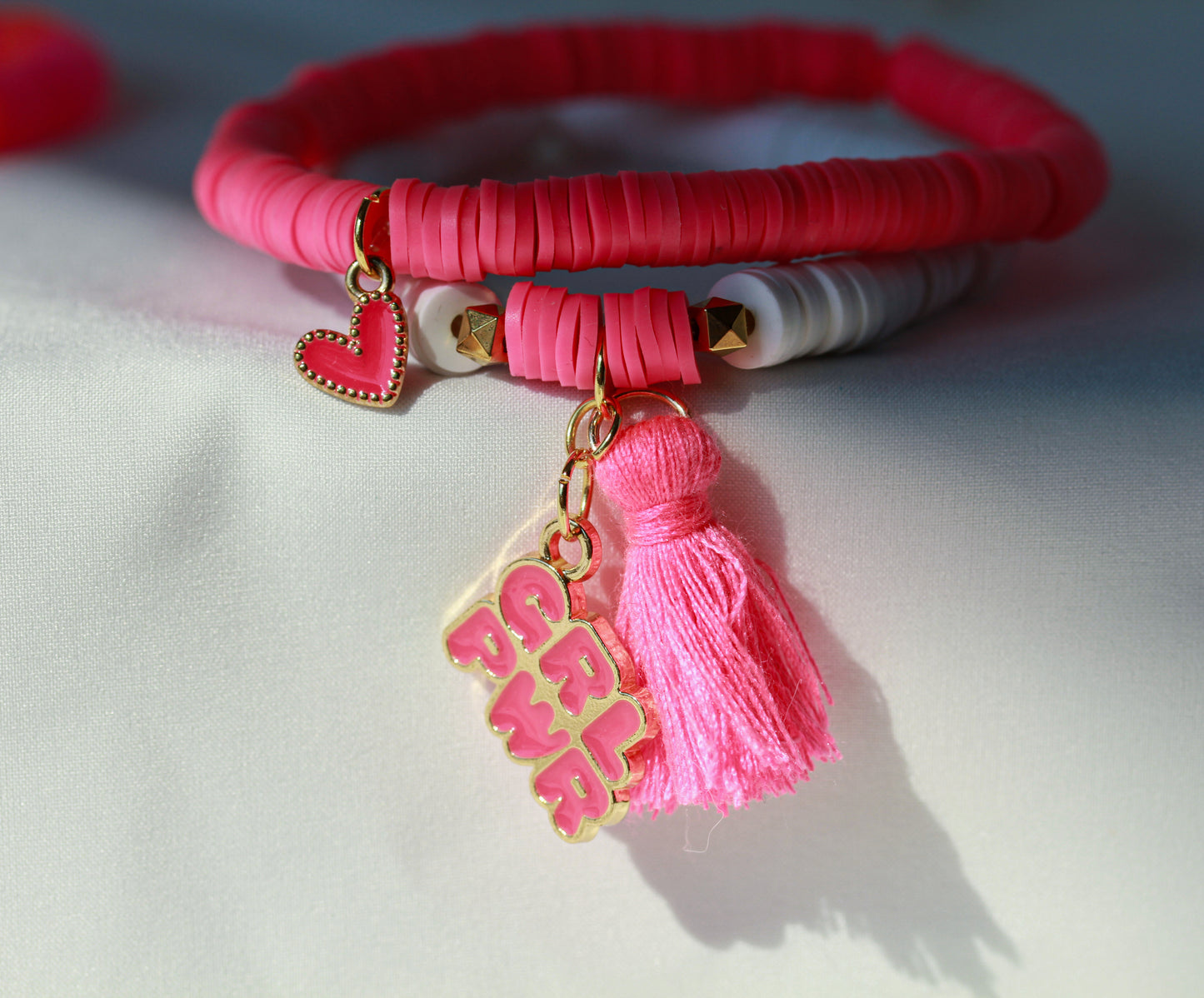 Girl Power – Katsuki 2er-Armbandset in Weiß und Neon-Pink