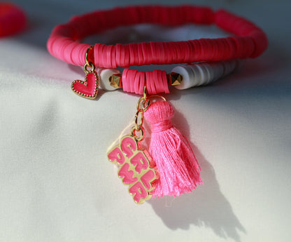Girl Power – Katsuki 2er-Armbandset in Weiß und Neon-Pink