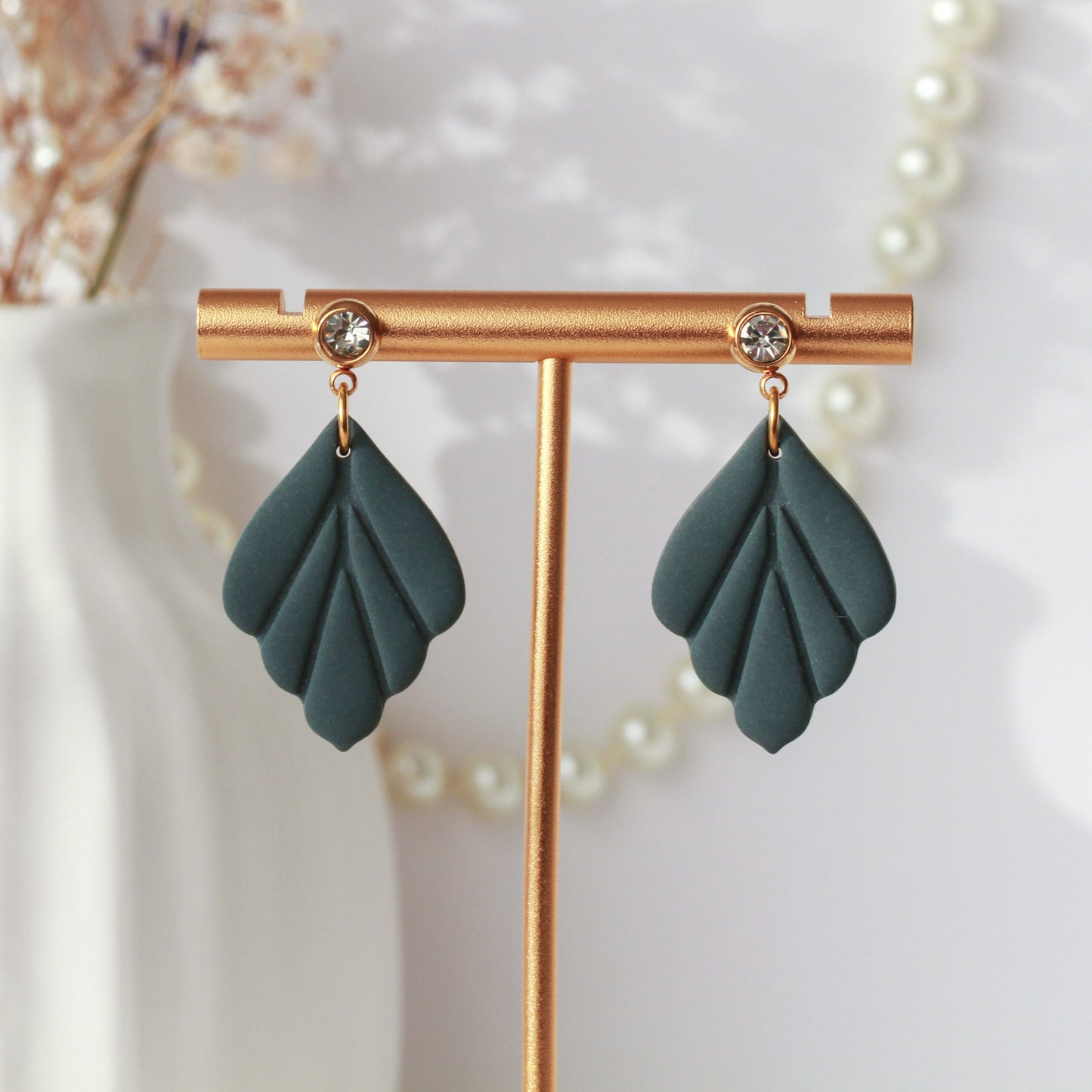 Marlen Leaf – Kleine matte Blatt-Ohrringe